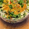 50-18　蒸し鶏とパクチーのやみつきサラダ。