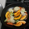 鉄フライパンで干し野菜を焼く