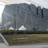 角川武蔵野ミュージアム　大きな岩みたいな建物　本棚劇場では実はこれをやっていた　図書館、美術館、博物館の複合文化施設