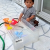 孫とベランダで水遊び