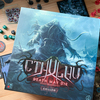クトゥルフ ～死もまた死すべし～ 未知なる恐怖（Cthulhu: Death May Die – Fear of the Unknown）【ボドゲ紹介】｜頭が割れそうなあの狂気が再び！受け入れ難いほど恐ろしいなら飲み込まれてしまえば楽....だよな？