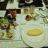 【東京】東京ステーションH.「パレスサイド デラックスツイン」の部屋と「アトリウム」の朝食