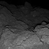 新たな画像　地表に砂は見られず　小惑星リュウグウ