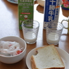 朝食で牛乳飲み比べごっこを楽しみました