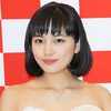 まるで囚人服? 川口春奈の「私服コーデ」がぶっ飛びすぎ！