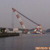 横須賀港の巨大クレーン船