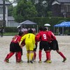 雨の中のサッカー