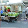 ハワイ1人旅2013　King's Village Farmer's Market のカットフルーツ と名もない商店