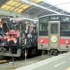 アラーキー列車とJR四国121系電車赤色帯