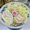 【今週のラーメン５７０１】中華そば みたか（東京・三鷹）油そば 半熟玉子 細葱 ＋ もやしピーマン竹の子皿 ＋ サッポロ赤星２本　〜古びたビル地下にハートフルな開放感！レトロさの中に広がる明るさ！王道ノスタルジック油そば！！