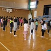 １年生：送る会のために　会場で躍る