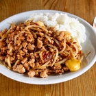 包丁なしのワンパン丼で“肉まんの中身”感。甘辛味で白メシがすすみすぎる【ヤスナリオ】