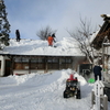 屋根の雪下ろし作業