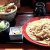 今日は蕎麦屋「御嶽」でざるそば天丼セットをいただきます