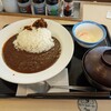 朝食に半熟玉子をトッピングした松屋のオリジナルカレー（並盛）を…