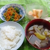 ８月２日の食事（たことエリンギのコンソメバター炒めなど）と花（ハスなど）と出来事