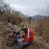 夷守岳頂上で昼食・奥に見えるのは・高千穂の峰です