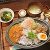 【喫茶オルタナ】カレーとルーローハンが一皿で楽しめるあいがけランチ(尾道市)