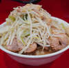 ラーメン二郎 生田駅前店 - モヤシは水分カプセル的な形で、清涼効果として良き仕事。スープはいつもよりも濃いめで、凄まじいほどのキレのある醤油の旨みが脳天を突き抜ける。麺は少し細く、その分いつもよりも凝縮されて、水捌けの良いキレのいいスタイリッシュな小気味良い硬さに引き締まり、咀嚼が本当に気持ち良く、まさに硬め方面に最高のチューニング。生田は咽やすい二郎筆頭。どう考えても上ブレ。