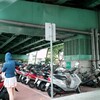 高架下のバイク置き場