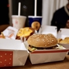 仕事に疲れた夜は、マクドナルドのハンバーガー