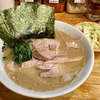 【今週のラーメン４７２０】 洞くつ家 （東京・吉祥寺） 中盛チャーシューメン ＋ キャベチャー ＋ サッポロ生黒ラベル350ml缶　〜ハード＆マイルド！図太さと優しさ織りなす六角家系列本格家系！吉祥寺の定番！