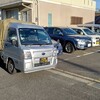 会社の駐車場で、新人のスタッフを待っている間、