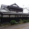 豊田屋旅館さん前で山茶花が咲き始めました。