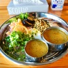 鹿児島・伊敷一丁目の「IVA CURRY（伊場カレー）」で本日のカレープレート（チキンキーマ、サラサラカレー、豚バラ、水菜他）。