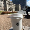 京都市役所の前でコーヒーを