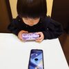 生まれて初めてゲームコントローラーを手にしたまのんちゃん　12 abril 2025
