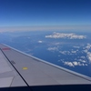 飛行機から富士山を望む