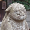 白山神社、ペタンと座った狛犬たち