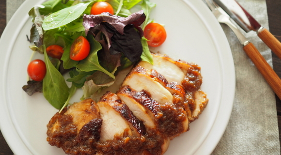 鶏むね肉をしっとり焼くのに使える「2つのもの」とは？絶品甘辛ソースの「フライパンローストチキン」
