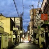 午前6時過ぎの繁華街はまだ真っ暗