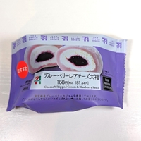 ブルーベリーとレアチーズの相性の良さを楽しむ【セブンイレブン】ブルーベリーレアチーズ大福（2024年9月発売）を食べてみた