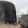 山頂に巨岩出現　立石