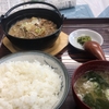 昭和の雰囲気漂う食堂で、豚モツ煮込み定食～春日食堂（山形県天童市）