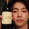 BTSテヒョン、プライベートセルカを公開…手に持ってるヴィンテージワインの価格は10万円以上