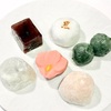 日本橋『ときわ木』定番の黒まんじゅうと季節の生菓子、あやめ、あんず餅、岩清水、春がすみ、草団子。