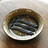 刻印付きのヌメ革ジッパープル。