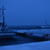 港も雪で白く