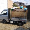 軽トラックの荷台のゴミが落ちないよう、