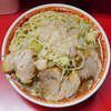 ラーメン二郎 上野毛店 - 改めて「ニンニクがしっかりと薬味している店ランキング」トップ店。カタカタ麺とニンニクの相性が極めて秀逸。屈指の熱々を誇る上野毛に挑むにはタオル必須。汗リッター入りそうなくらいTシャツ絞れそう。最早二郎サウナ。