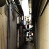 狭い路地ととても狭い路地の奥