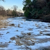 雪の残る池に夕暮れは迫り