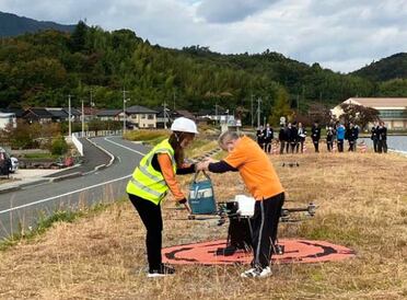 行きは弁当、帰りはワカメ。17km離れた場所にドローンで商品を届ける往復型配送モデルを島根県松江市と実証