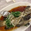 香港地元飯：アワビの陳皮蒸し、乳豬（子豚のパリパリロースト）、白身魚の中華蒸し、豆苗のさっぱりスープ煮と本日のスープ。香港の食、代表選手権のようなメニュー構成の日。