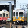 高松琴平電鉄 仏生山(2025.7.5) 旧名古屋市交通局 ６０５ ６００形製造５０周年記念ＨＭ、ファンタンゴレッド復刻塗装車 １０８７ 並び