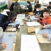 ６年生：図工　木版画の彫りにとりかかる